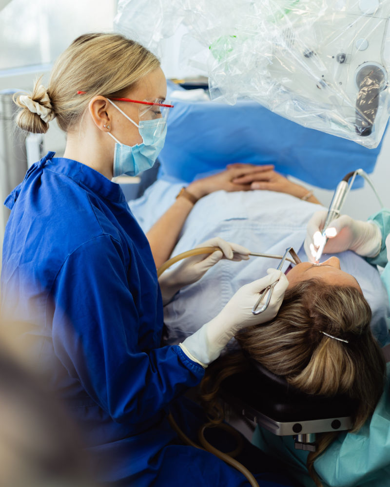 Kieferchirurg Dr. Haßfurther mit Patient
