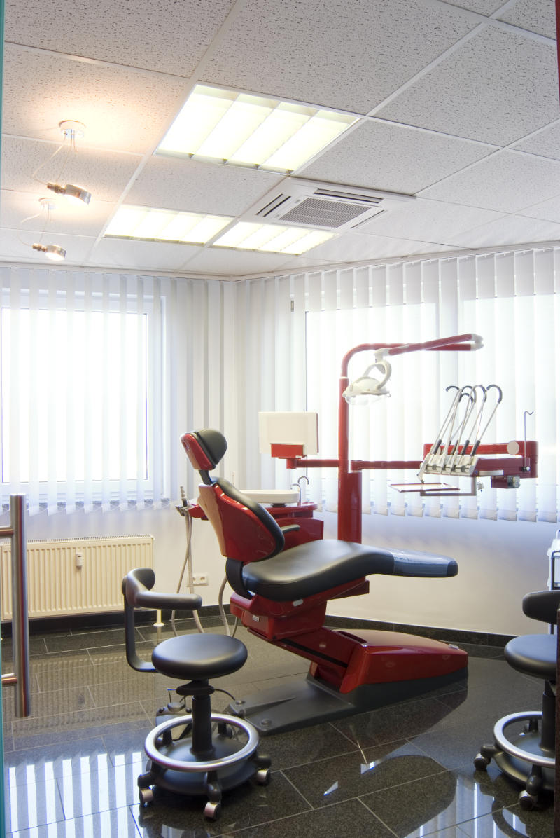 Kieferchirurg Dr. Haßfurther mit Patient