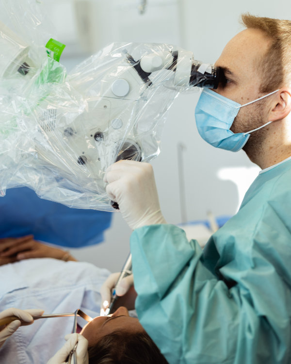 Kieferchirurg Dr. Haßfurther mit Patient